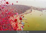 महाकुम्भ : श्रद्धालुहरूमा पुष्पवृष्टि गर्न ढिलाइ भएपछि तीन जनाविरुद्ध एफआईआर दर्ता
