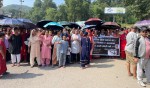 बालिकामाथि बलात्कार प्रकरणः आरोपी पत्ता नलगाएको भन्दै भालुबाङमा प्रदर्शन, पूर्व–पश्चिम राजमार्ग अवरुद्ध