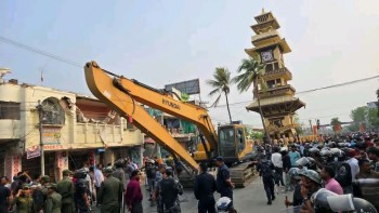 वीरगञ्जमा २५/२५ मिटर सडक विस्तार सुरु, डोजरसहित संरचना हटाउन थालियो