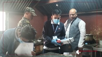 होटलमा मुख्यमन्त्रीको अनुगमन : म्याद गुज्रिएको मःमः, गन्हाएको तरकारी फेला