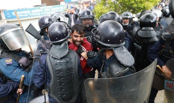 सिंहदरबारको दक्षिण गेटबाट एमालेका ७ जना कार्यकर्ता पक्राउ,  प्रहरीले भन्यो– घाइते छैनन्