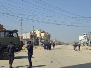 दुई समुदायबीच भएको झडपले उग्र रूप लिएपछि गाैरमा आज पनि कर्फ्यू