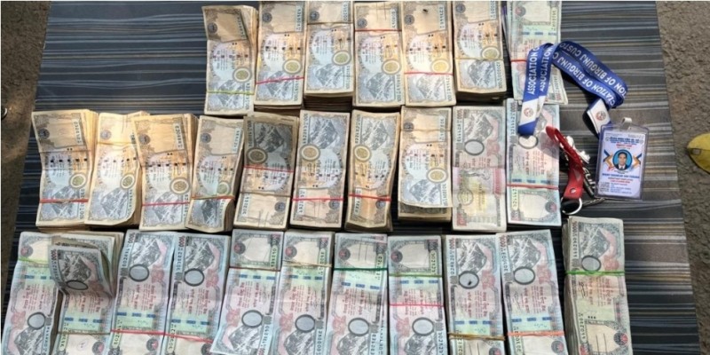 स्रोत नखुलेको २० लाख भन्दा बढी रकम सहित एकजना पक्राउ