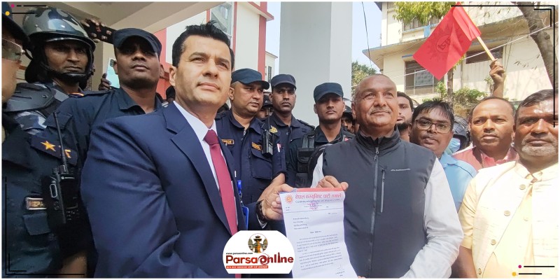 अध्यक्ष ओलीको गिरफ्तारीविरुद्ध एमालेद्वारा जिल्ला प्रशासन कार्यालय पर्सामा बुझाइयो विरोधपत्र