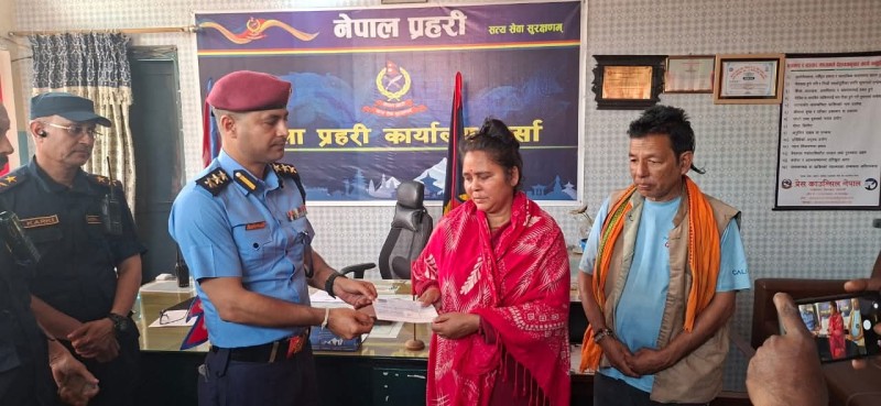 श्रीमतीको खुट्टा काटिएको घटनामा पर्सा प्रहरीद्वारा पीडित परिवारलाई रु. ५० हजार आर्थिक सहयोग