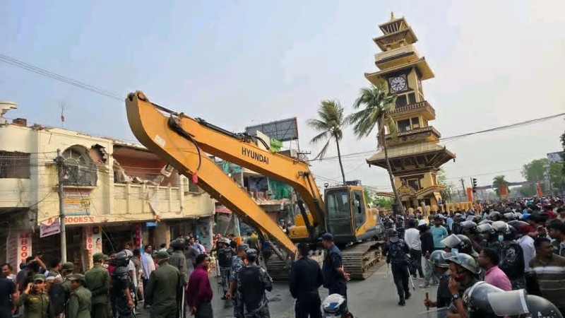 वीरगञ्जमा २५/२५ मिटर सडक विस्तार सुरु, डोजरसहित संरचना हटाउन थालियो