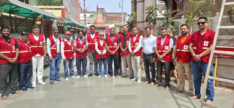 विश्व हिन्दू परिषद्द्वारा हिन्दू पत्रकार संघलाई ३० थान ज्याकेट हस्तान्तरण