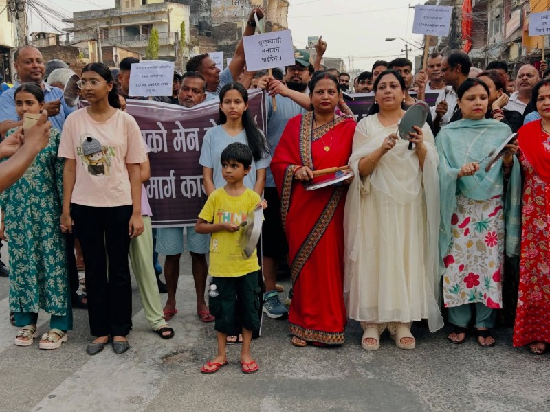 वीरगञ्ज मेनरोडलाई शहरी मार्ग घोषणा गर्न माग गर्दै प्रदर्शन, थाल बजाएर सरकारको ध्यानाकर्षण
