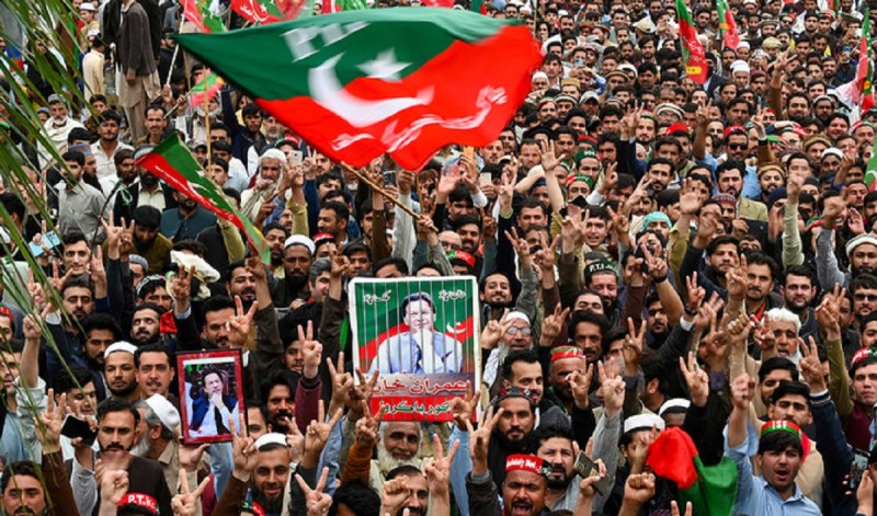 पाकिस्तानका पूर्व प्रधानमन्त्री इमरान खानको रिहाइको माग गर्दै हजारौंको प्रदर्शन
