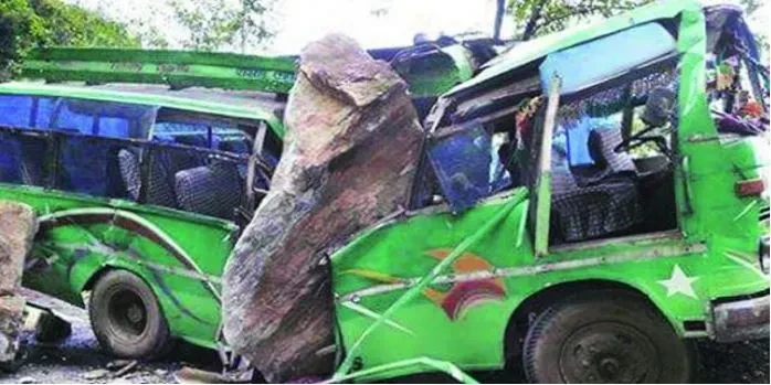 गुडिरहेको यात्रुवाहक बसमा ढुङ्गा खस्दा ११ जना घाइते