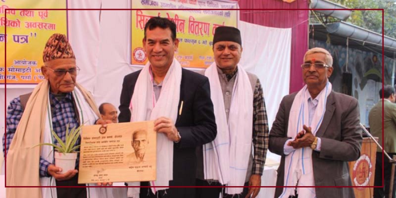 स्व बिहारी लाठको १४औं पुण्यतिथिमा सम्मानपत्र तथा सिलाइ मेशीन वितरण