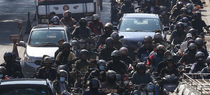 प्रदर्शनले गर्दा जामको सास्ती, बाटोमै मोबाइल चलाउन बाध्य जनता
